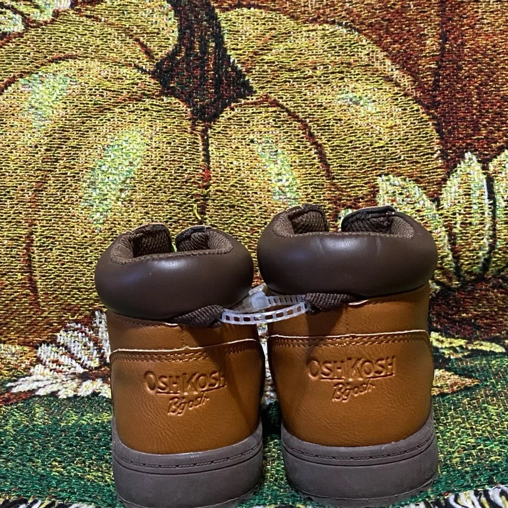 Oshkosh faux leather boots with green stretch laces